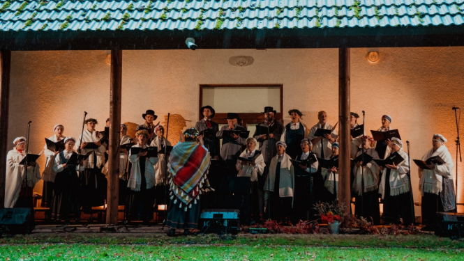 Kori uzstājas zem jumtiņa