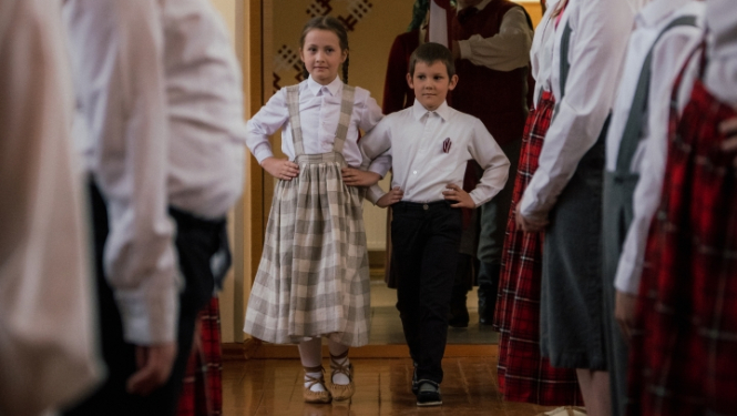 mazie dejotāji ienāk Iršu kluba zālē