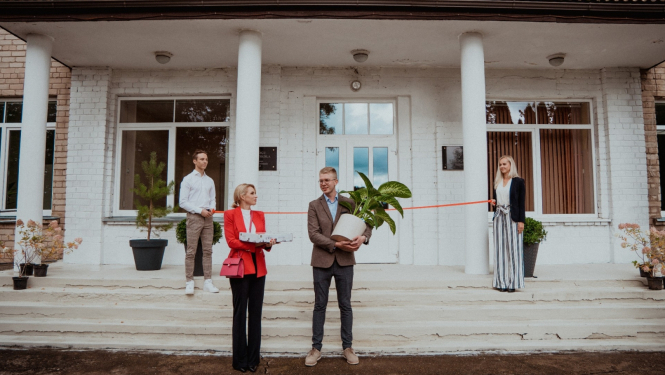 sociālā dinesta vadītājs pie grupu dzīvokļa