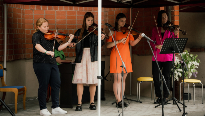 sievietes spēlē vijoli