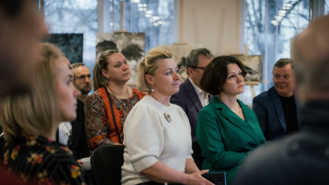 uzņēmēji vēro prezentāciju