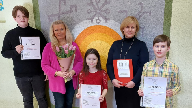 skolēni ar diplomiem