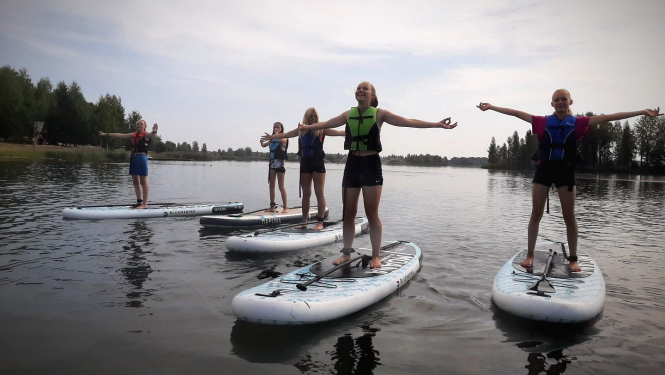 jaunieši uz SUP deļiem