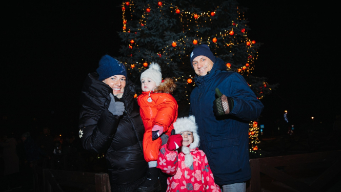 ģimene pie eglītes