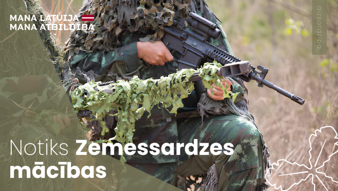 karavīrs notupies, tur rokās ieroci