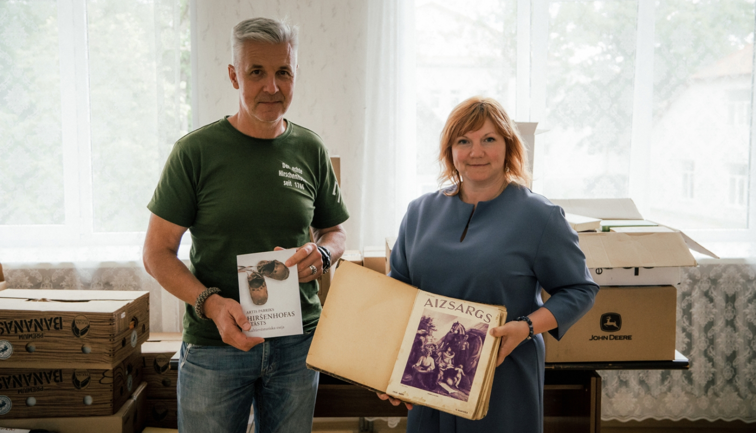 artis pabriks kopā ar Iršu muzeja darbinieci