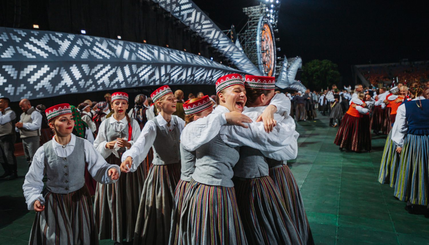deju kolektīva zelli meitenes Daugavas stadionā