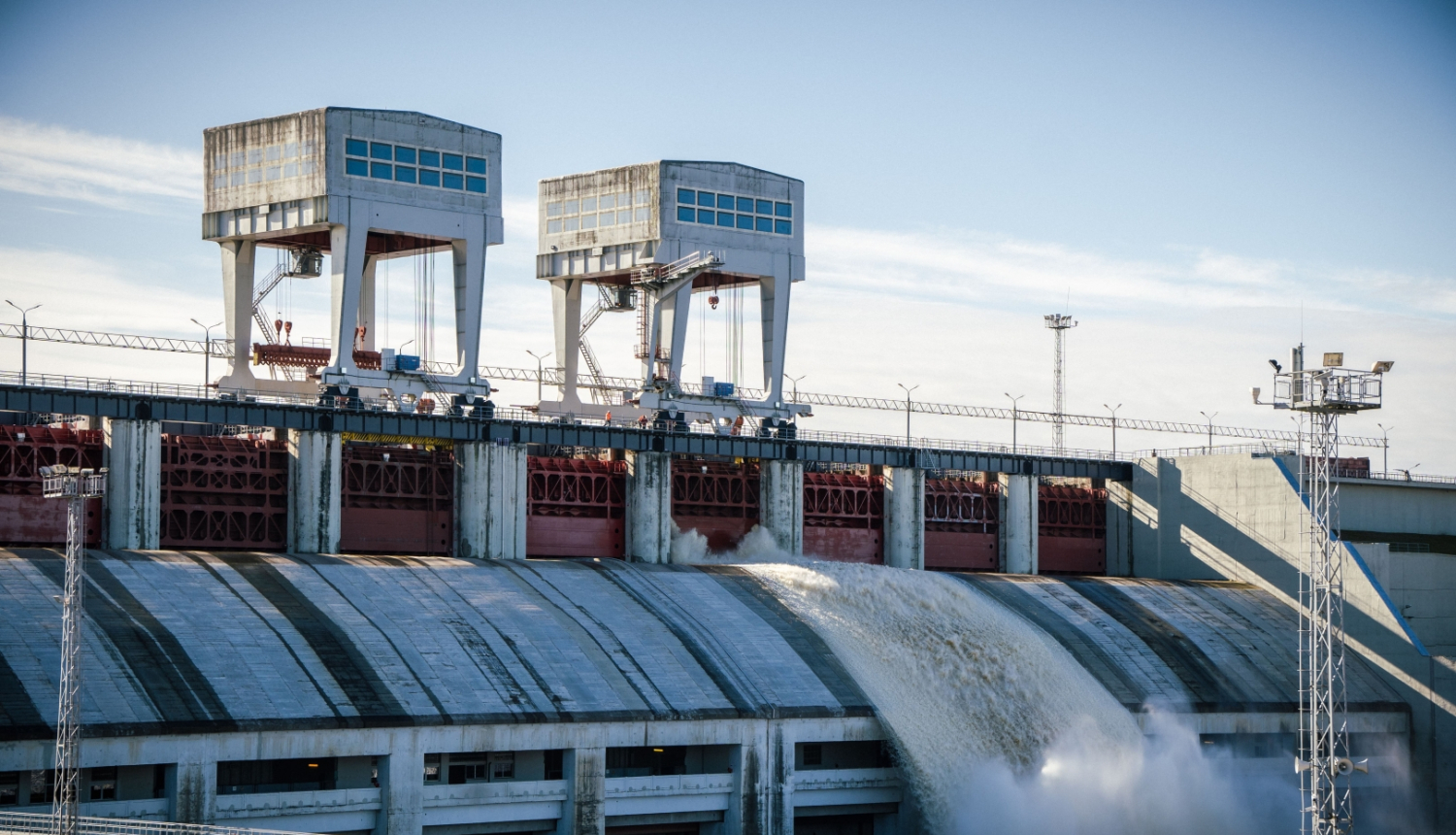 Pļaviņu HES atver aizvarus