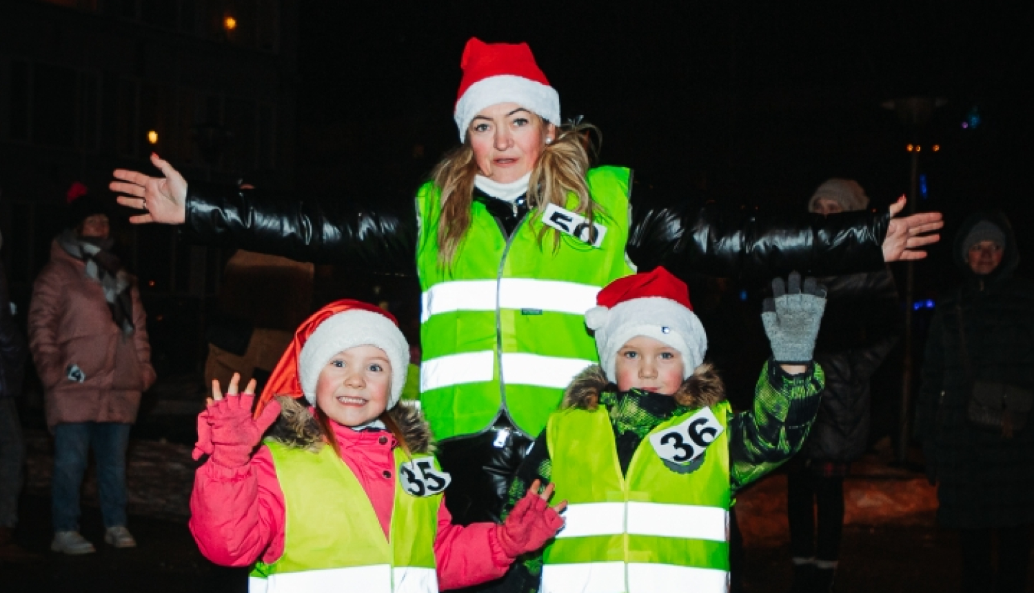 bērni rūķu cepurēs