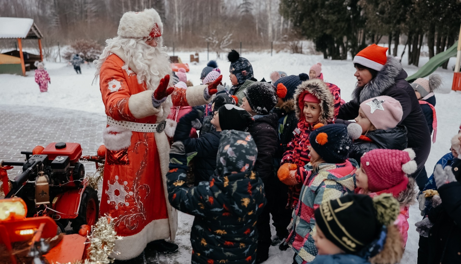 salatētis sasveicinās ar bērniem
