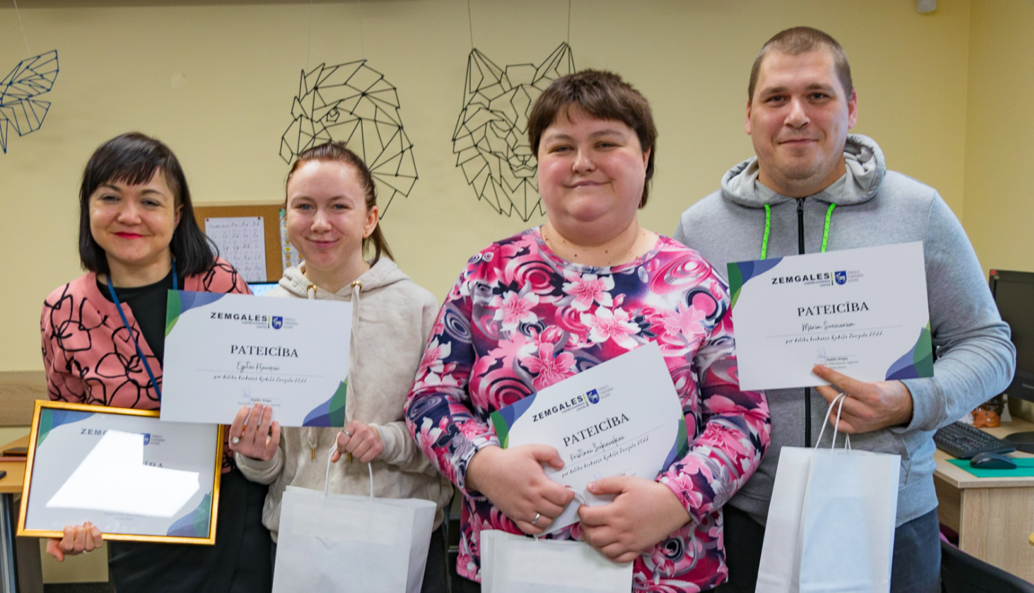 apliecību saņēmēji