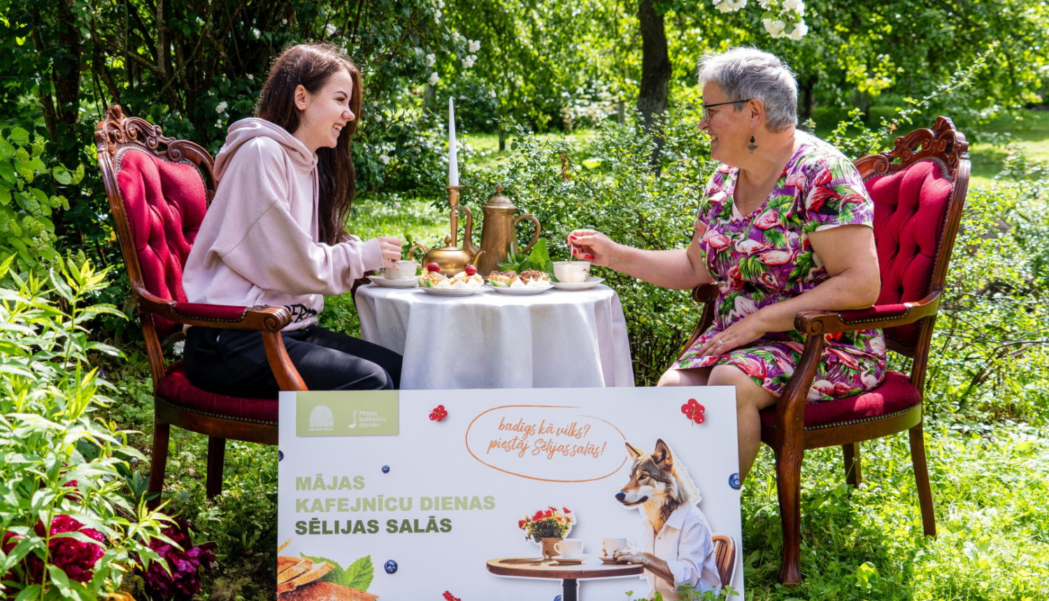 cilvēki pusdieno pie galda