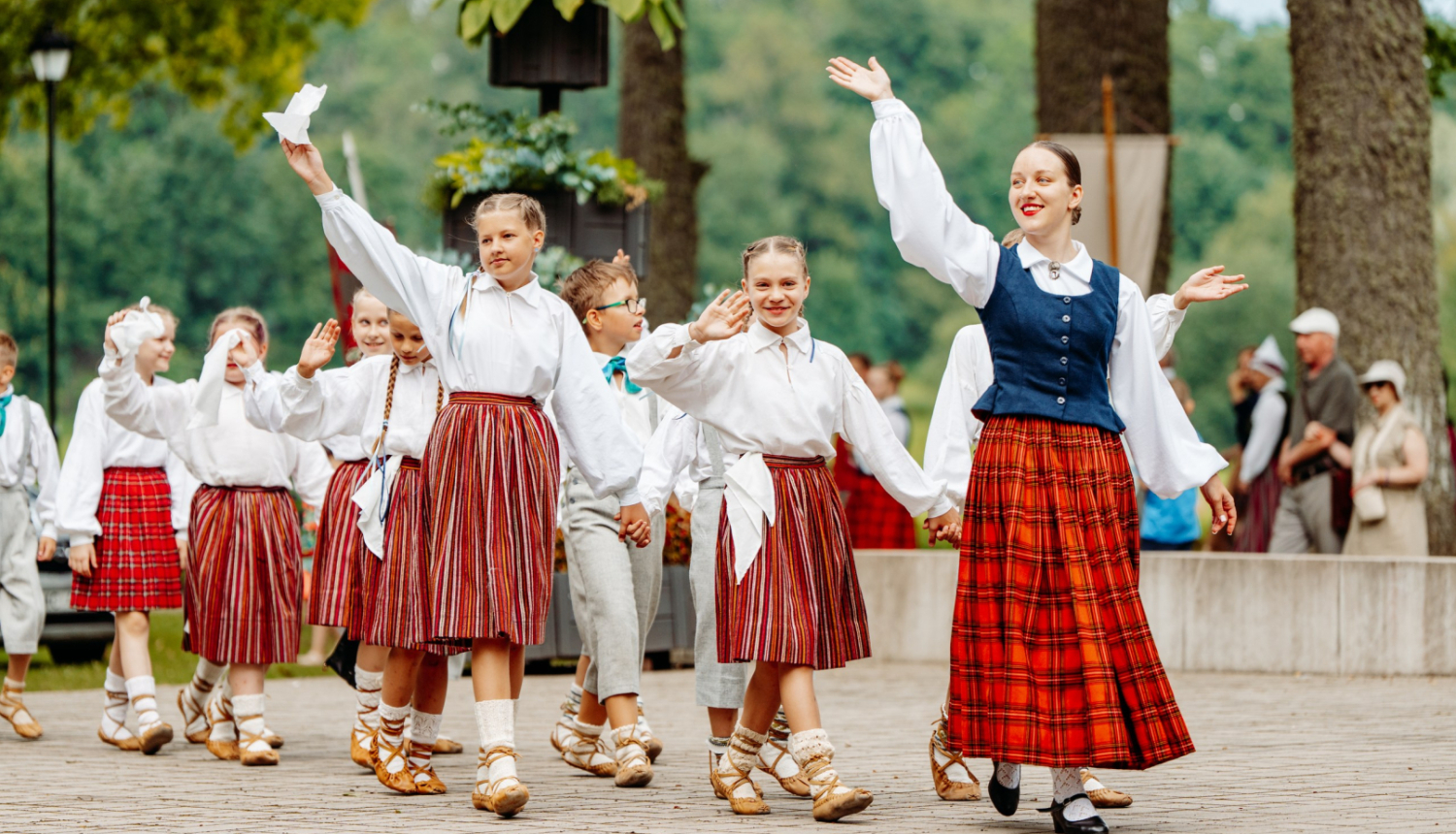 cilvēki piedalās gājienā