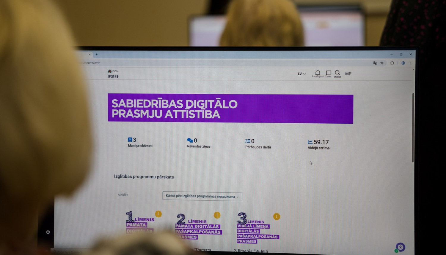 cilvēks apgūst digitālās prasmes