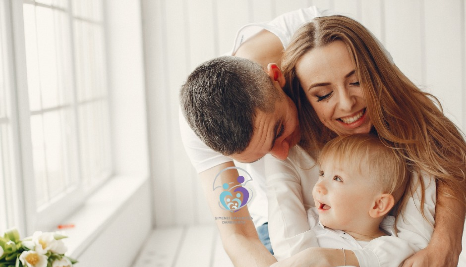 laimīgs pāris ar bērnu