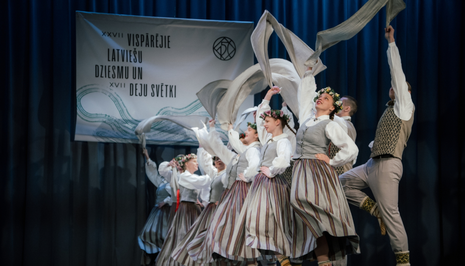 taitas deju kolektīvs dejo uz skatuves