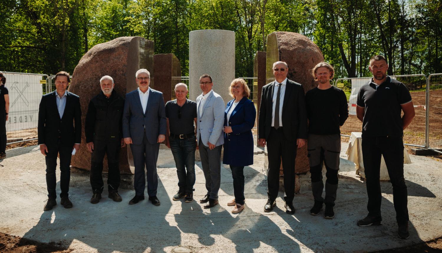 amatpersonas pie akmens