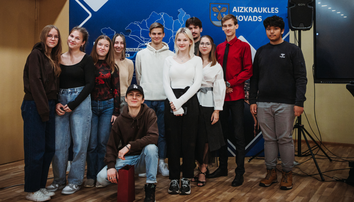 junieši kopa ar Niklāvu Mičuli