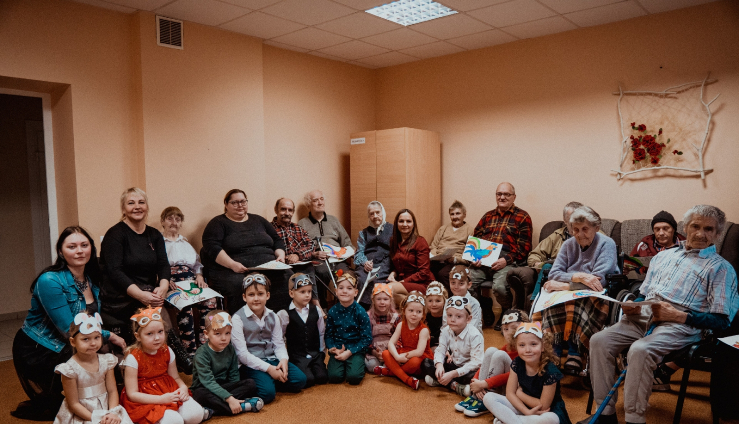 bērni kopā ar pansionāta iemītniekiem