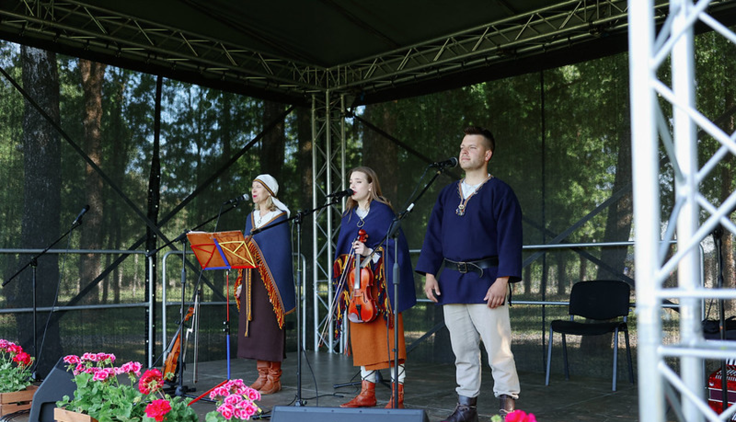 Svētkos Neretā muzicē folkloras kopas