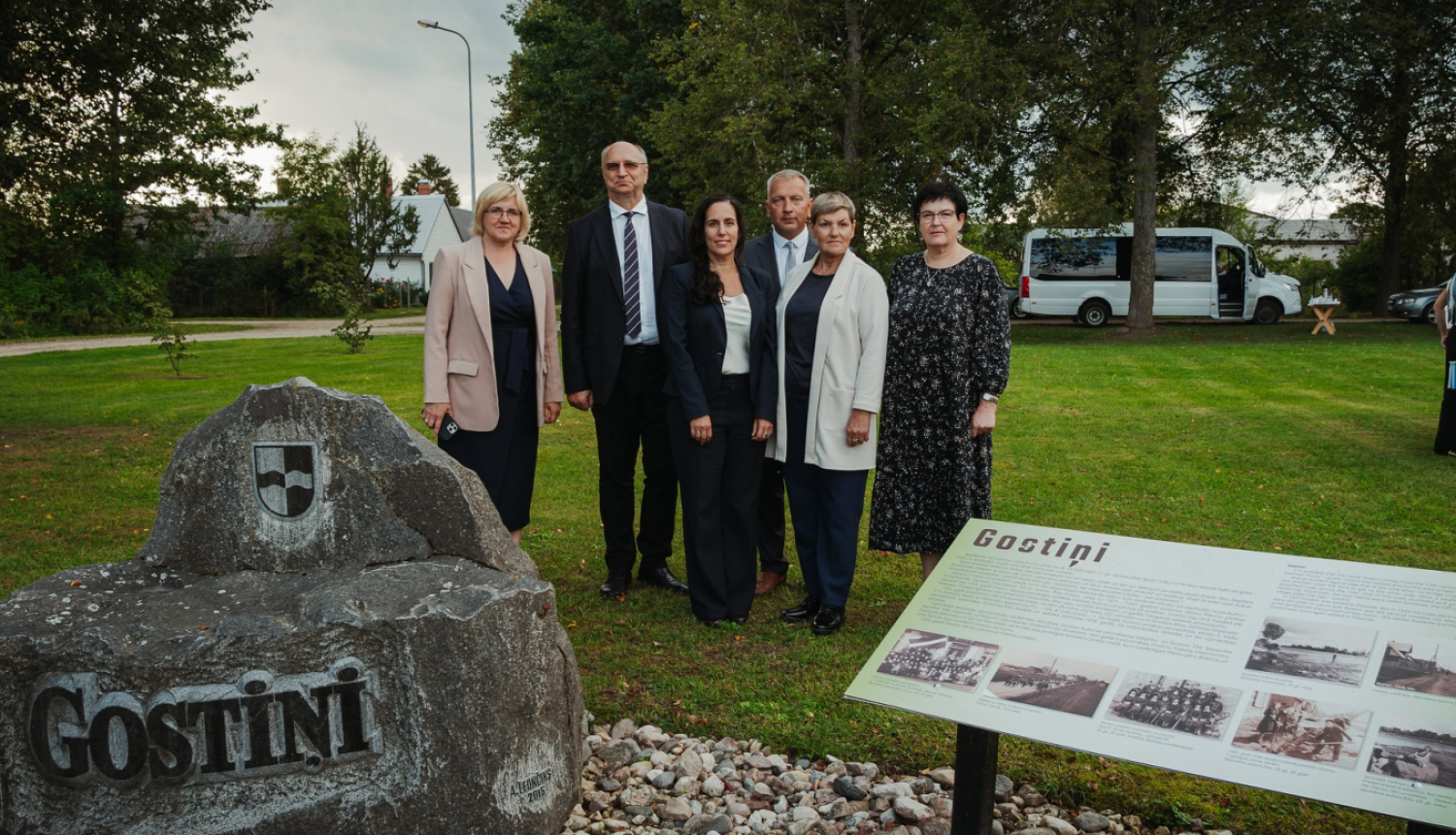 cilvēku grupas kopbilde