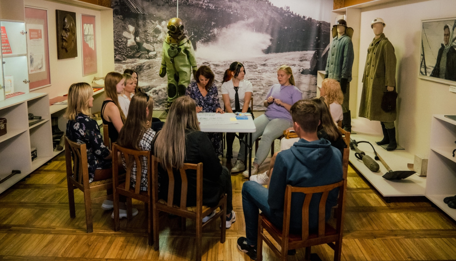 jaunieši darbojas diskusijā