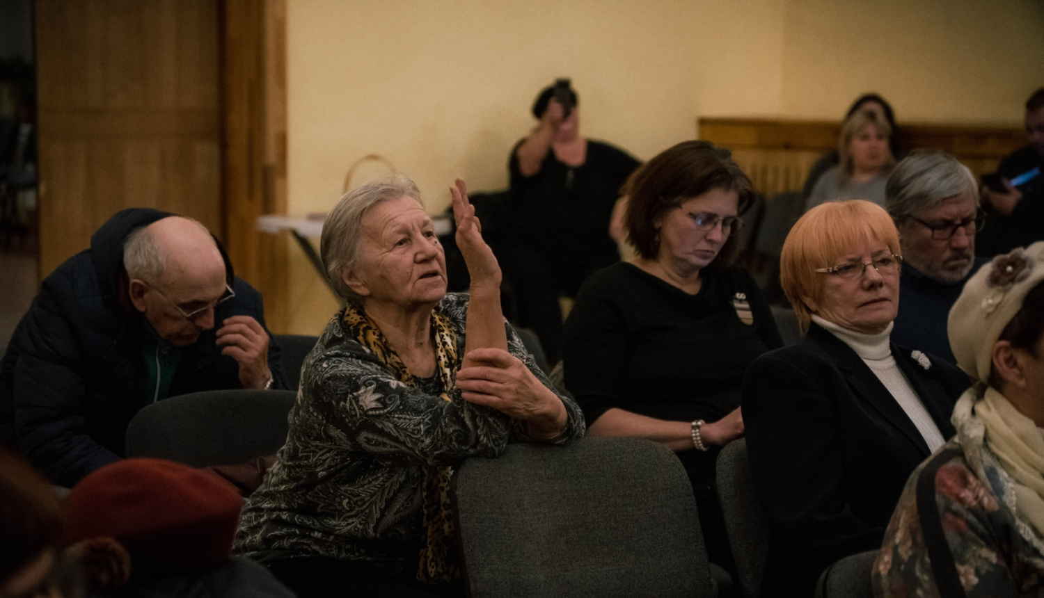 kundze pacēlusi roku