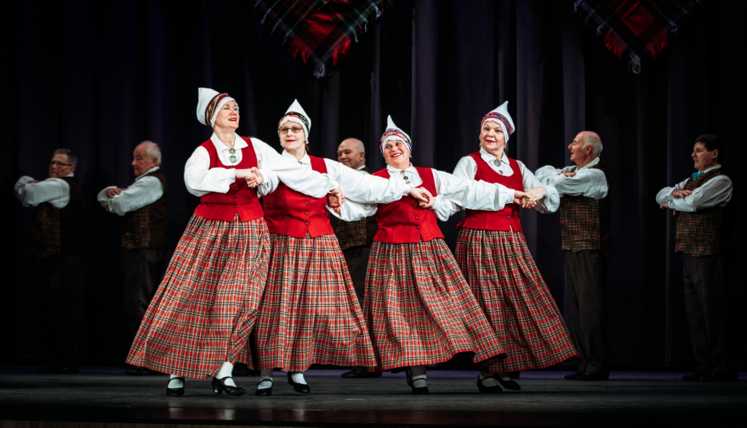 deju kolektīva dalībnieces