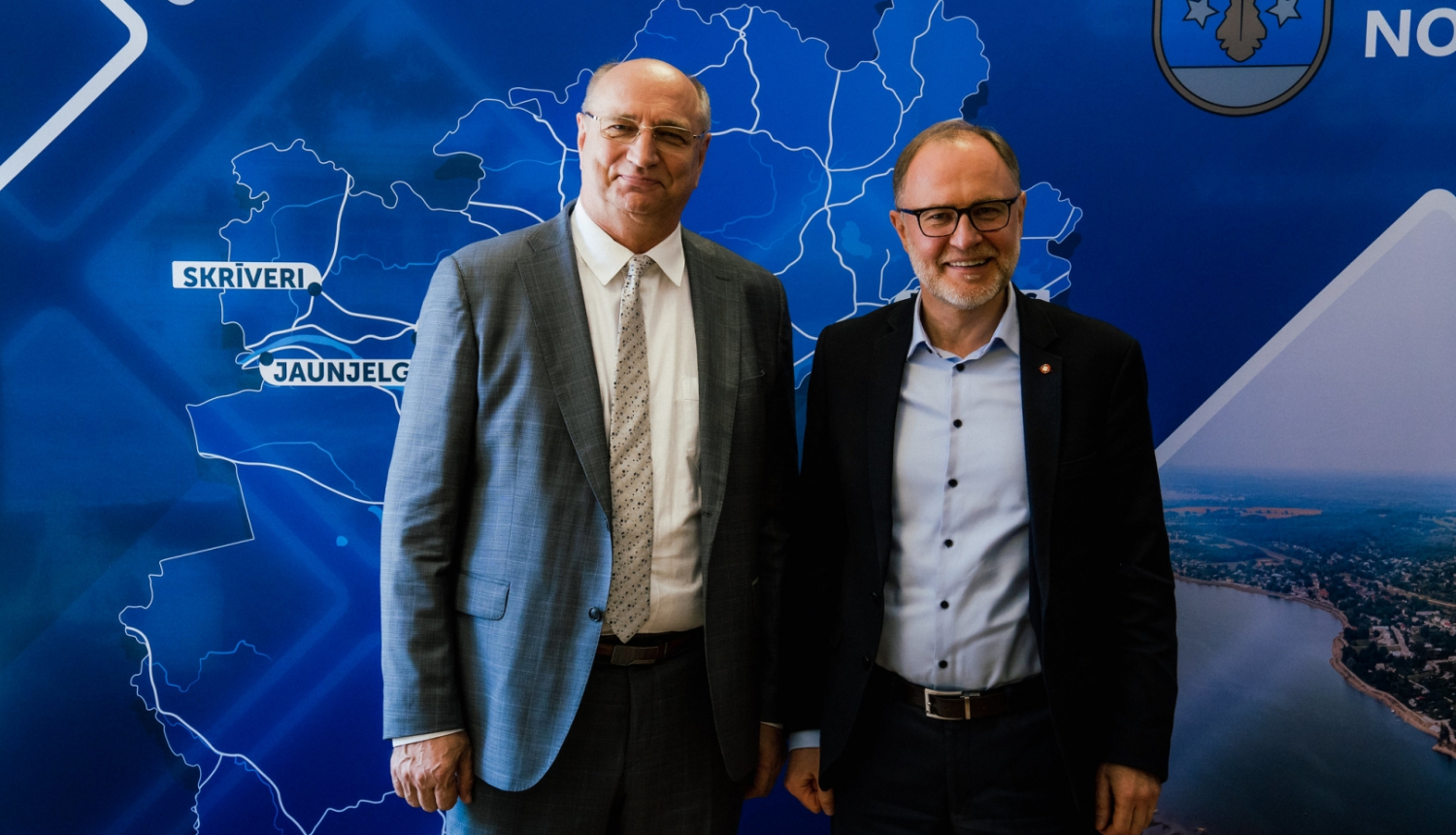 Aizsardzības ministra kopbilde ar Aizkraukles novada domes priekšsēdētāju Leonu Līdumu