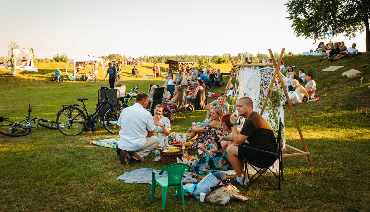 Cilvēki pikniko Pļaviņās