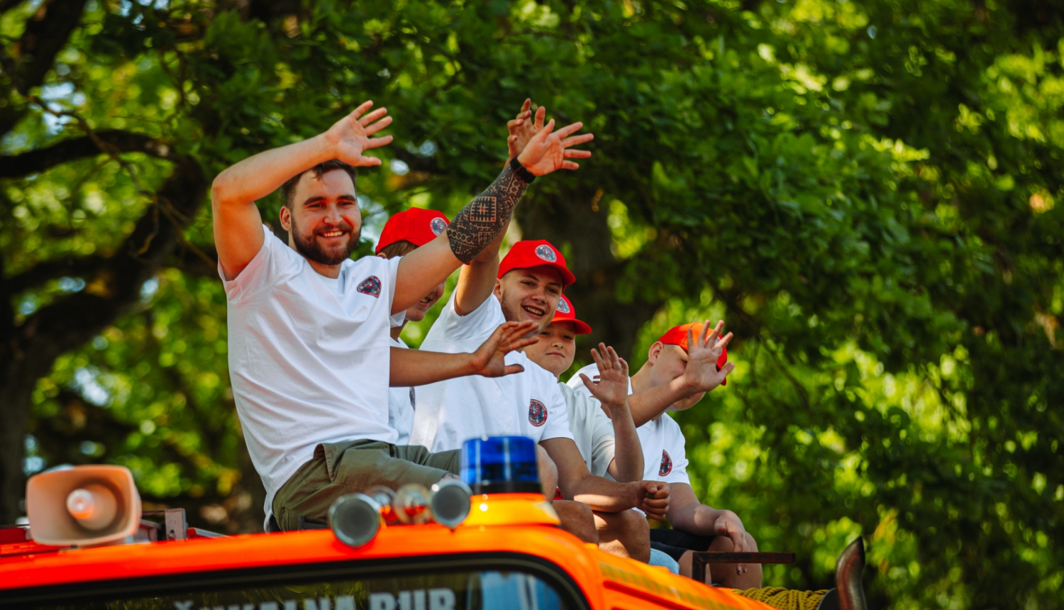 brīvprātīgie ugunsdzēsēji māj ar rokām