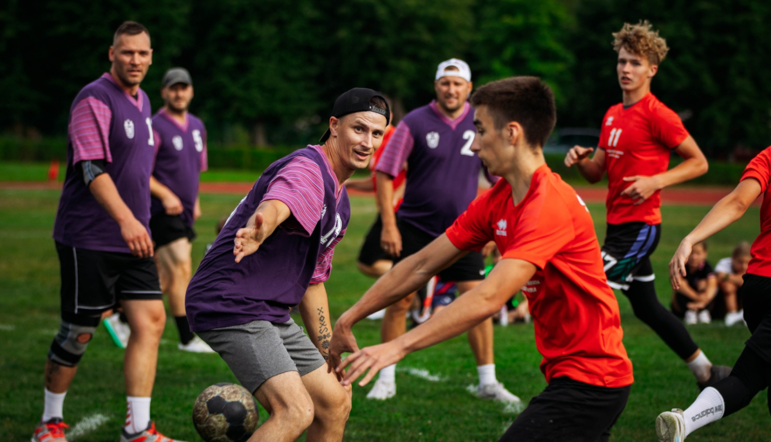 komandas spēlē futbolu