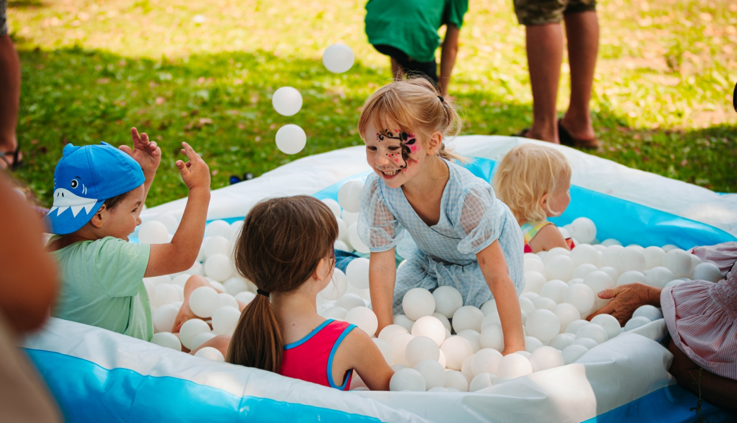 Bērni priecājas bumbu baseinā
