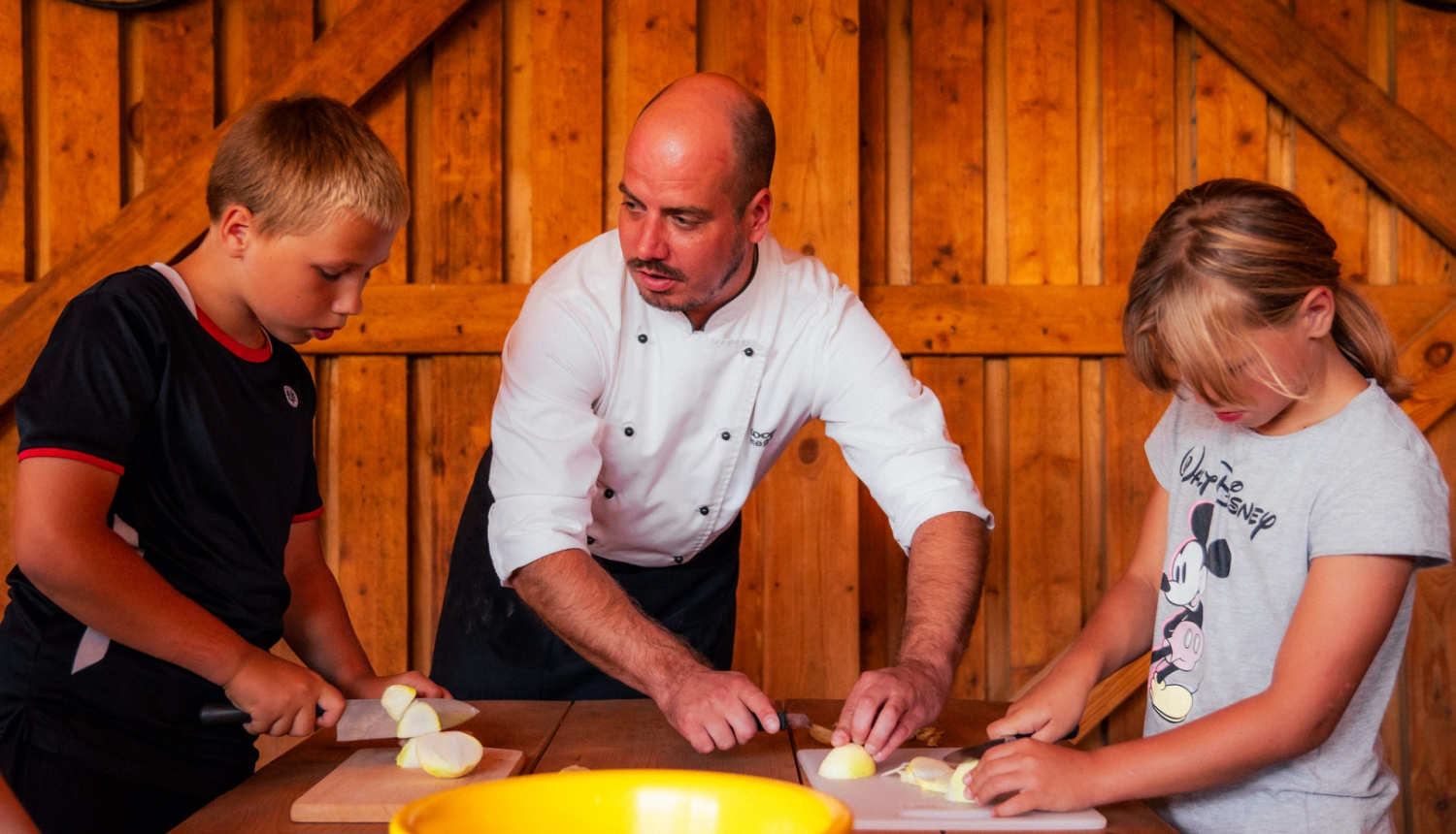 pavārs māca gatavot bērniem