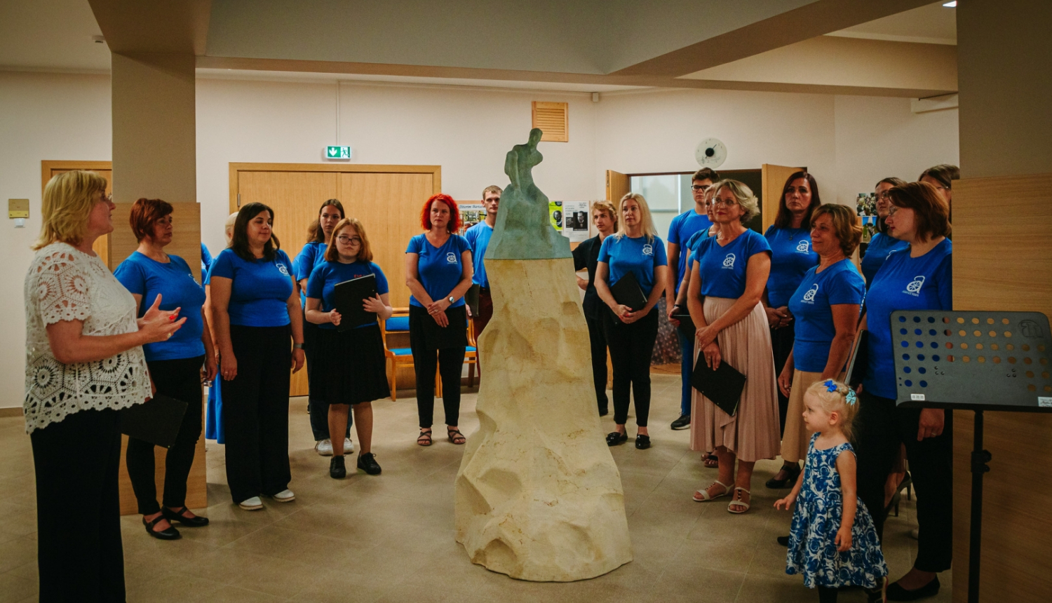 Koris uzstājās skulptūras atklāšanas pasākumā