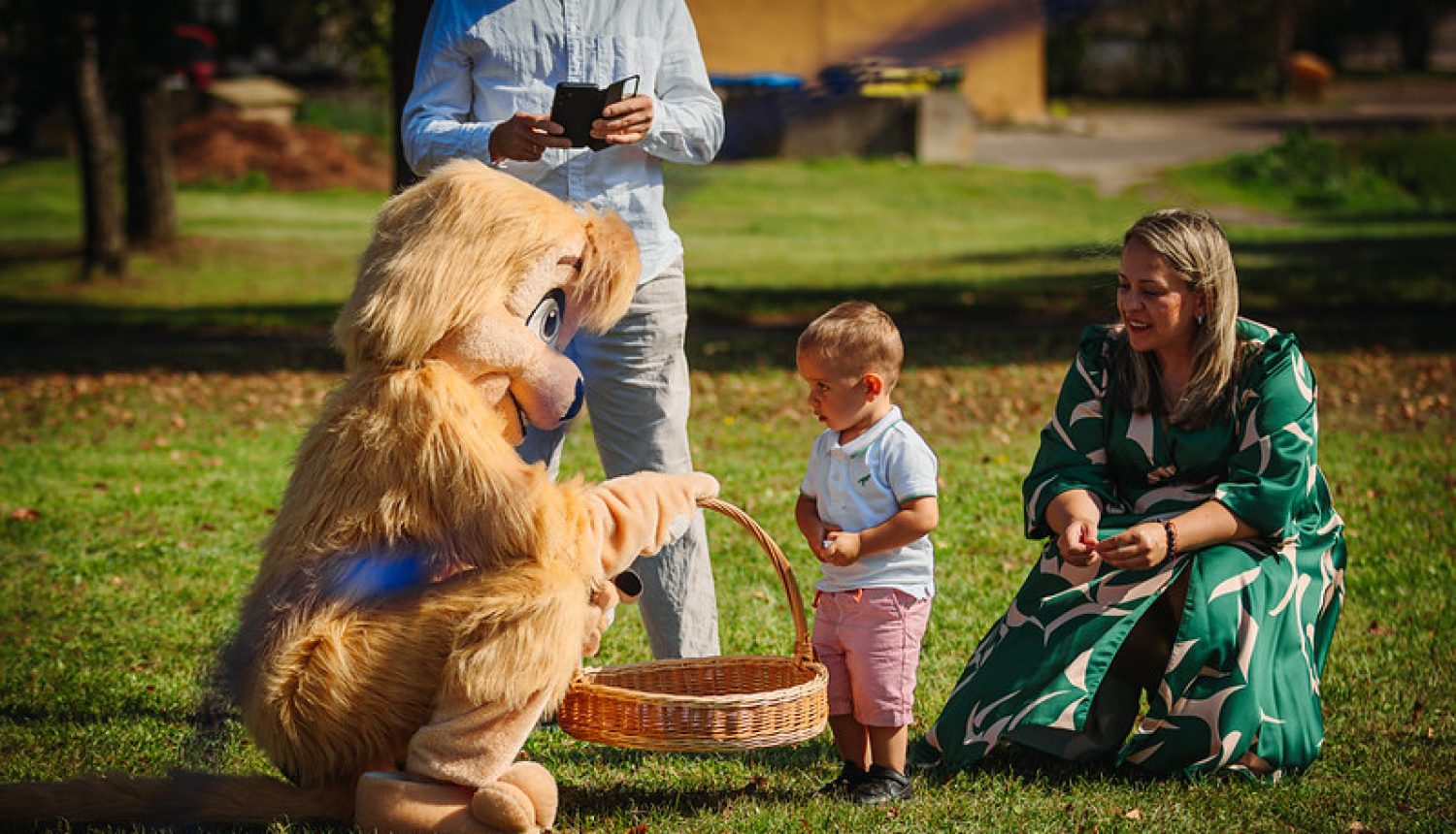 Puisītis skatās uz Sunīti Maksi