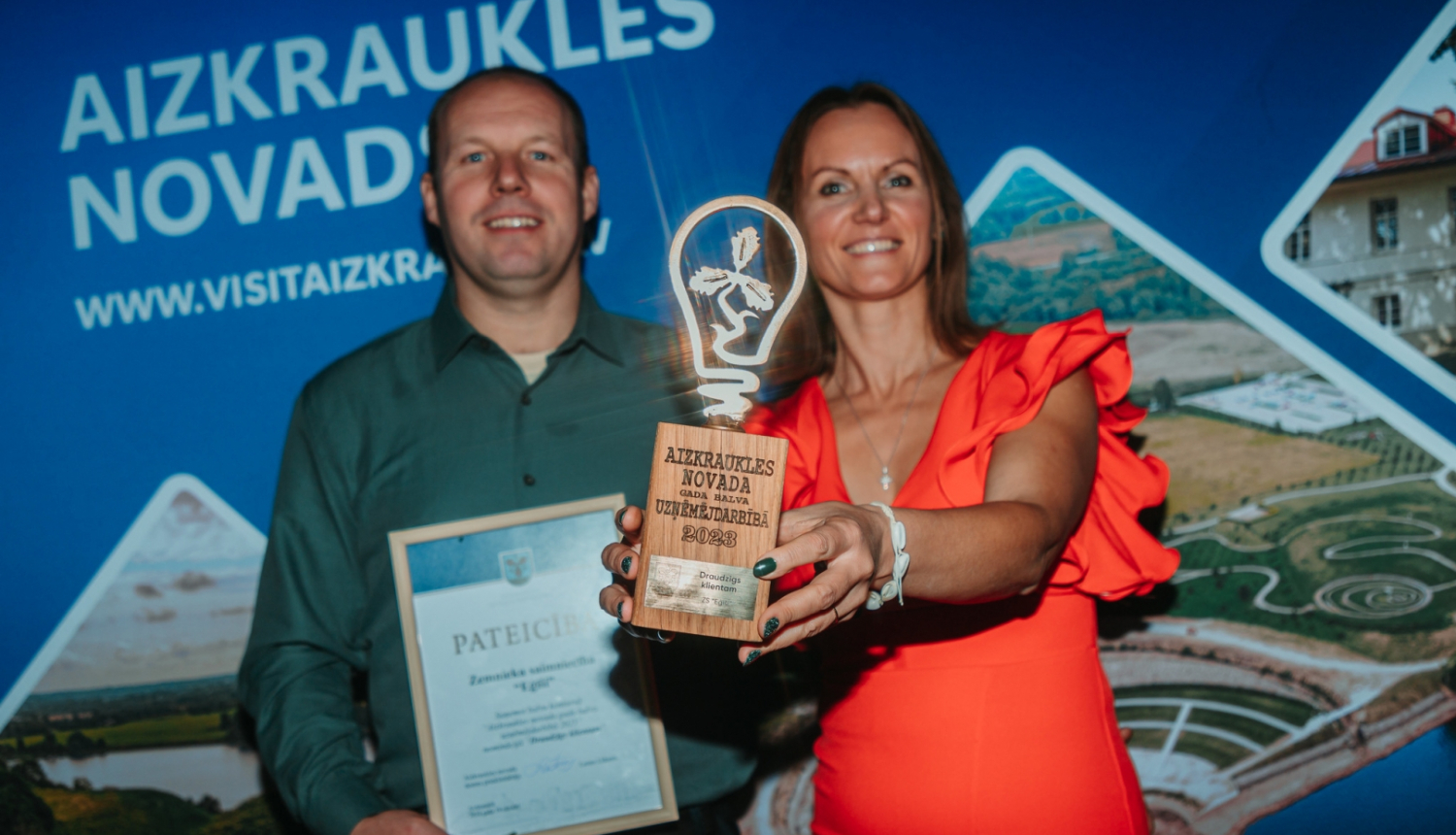 Uzņēmēju bilde kopā ar balvu