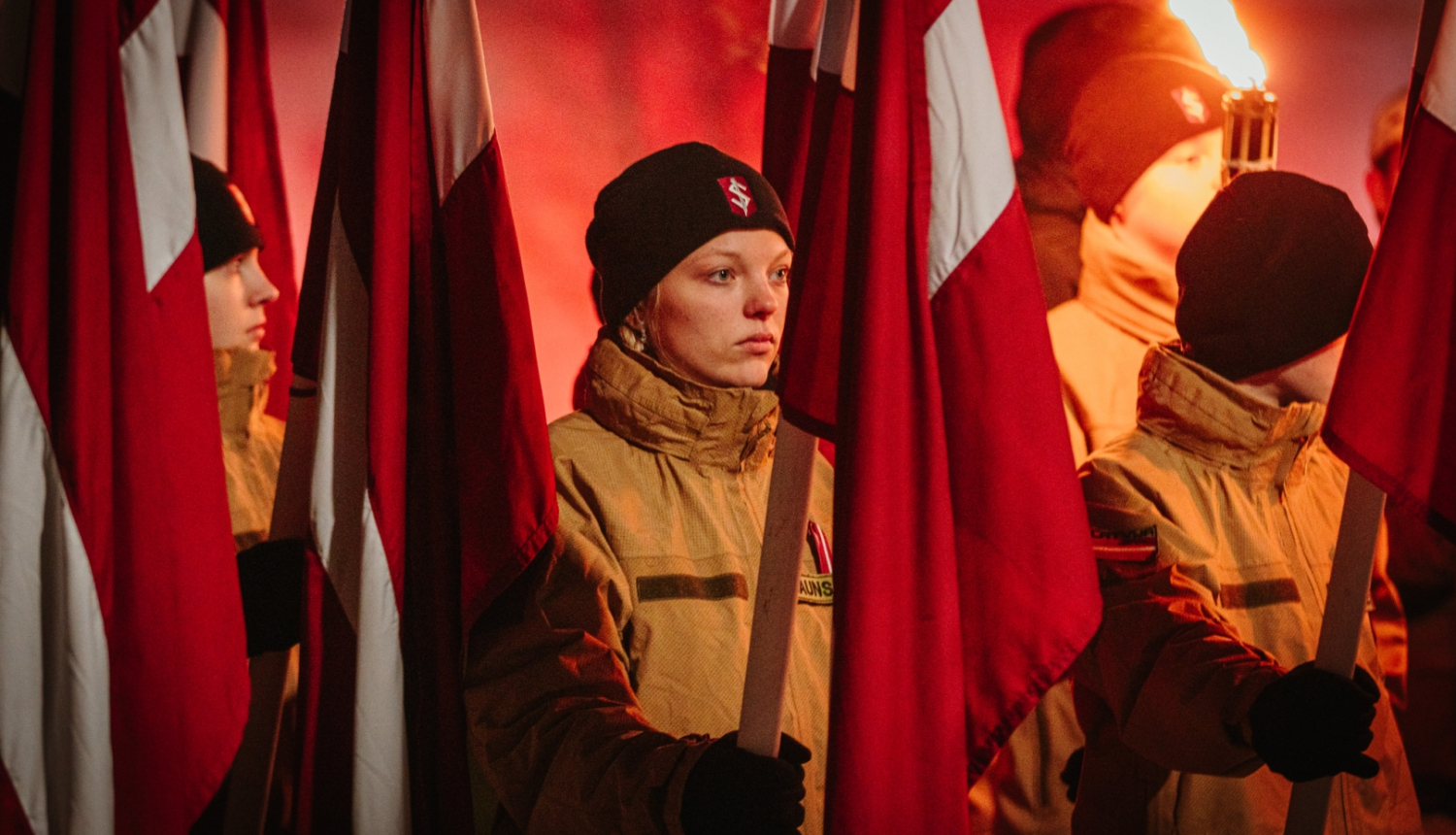 Jaunsargi stāv pie karogiem