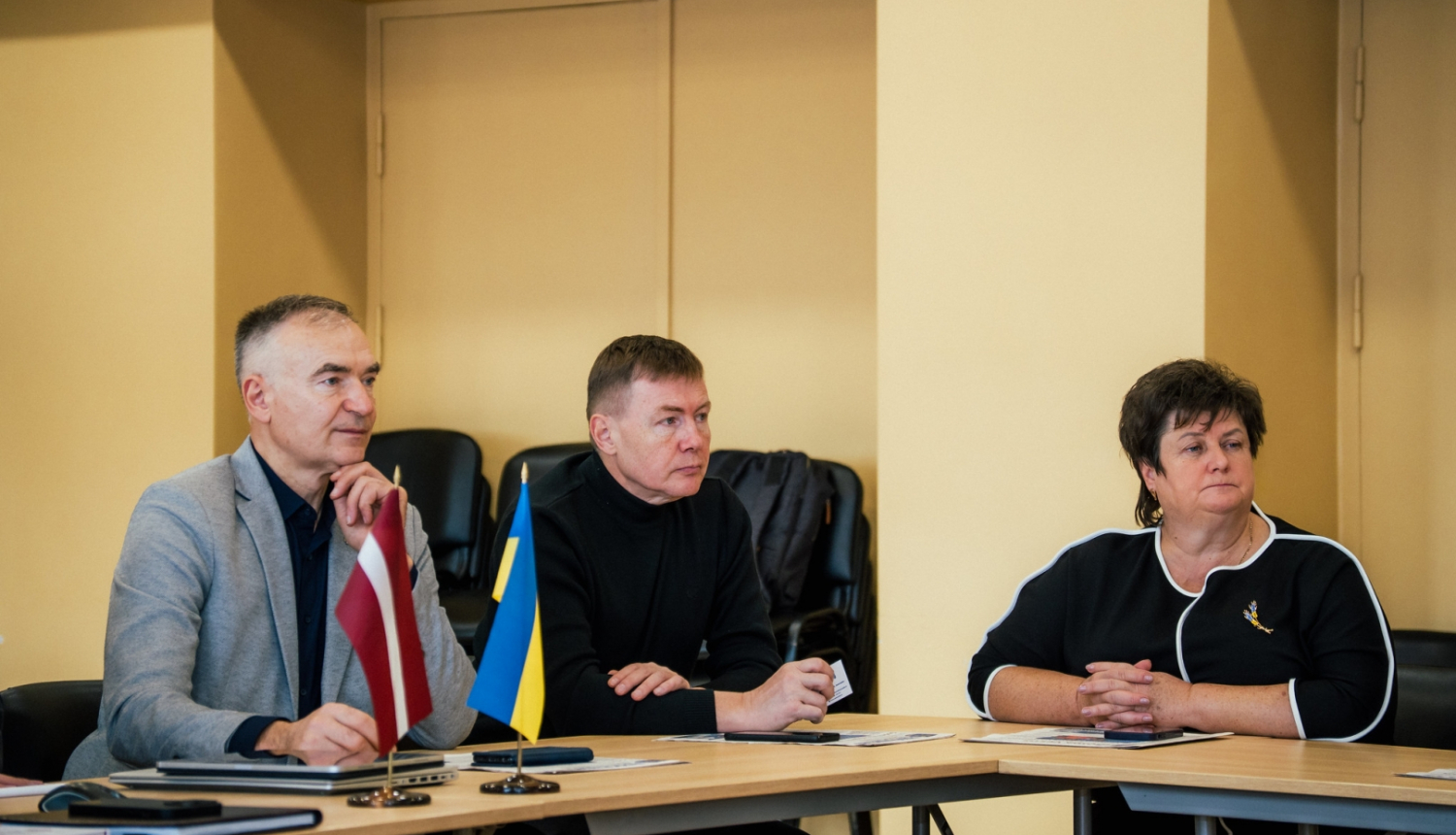 Cilvēki sēž pie galda