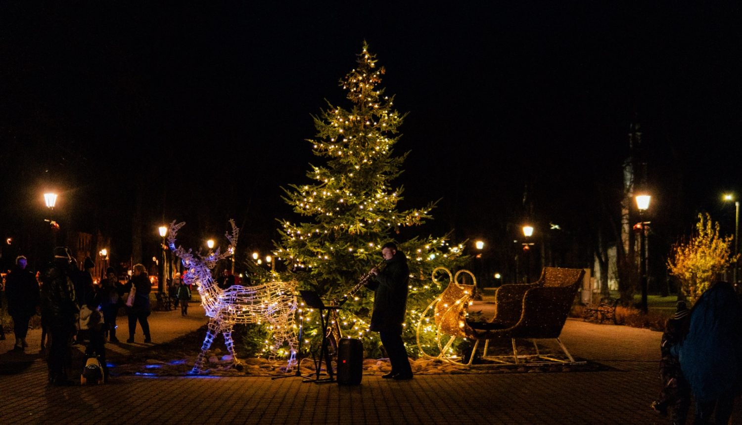 Fonā deg Ziemassvētku eglīte