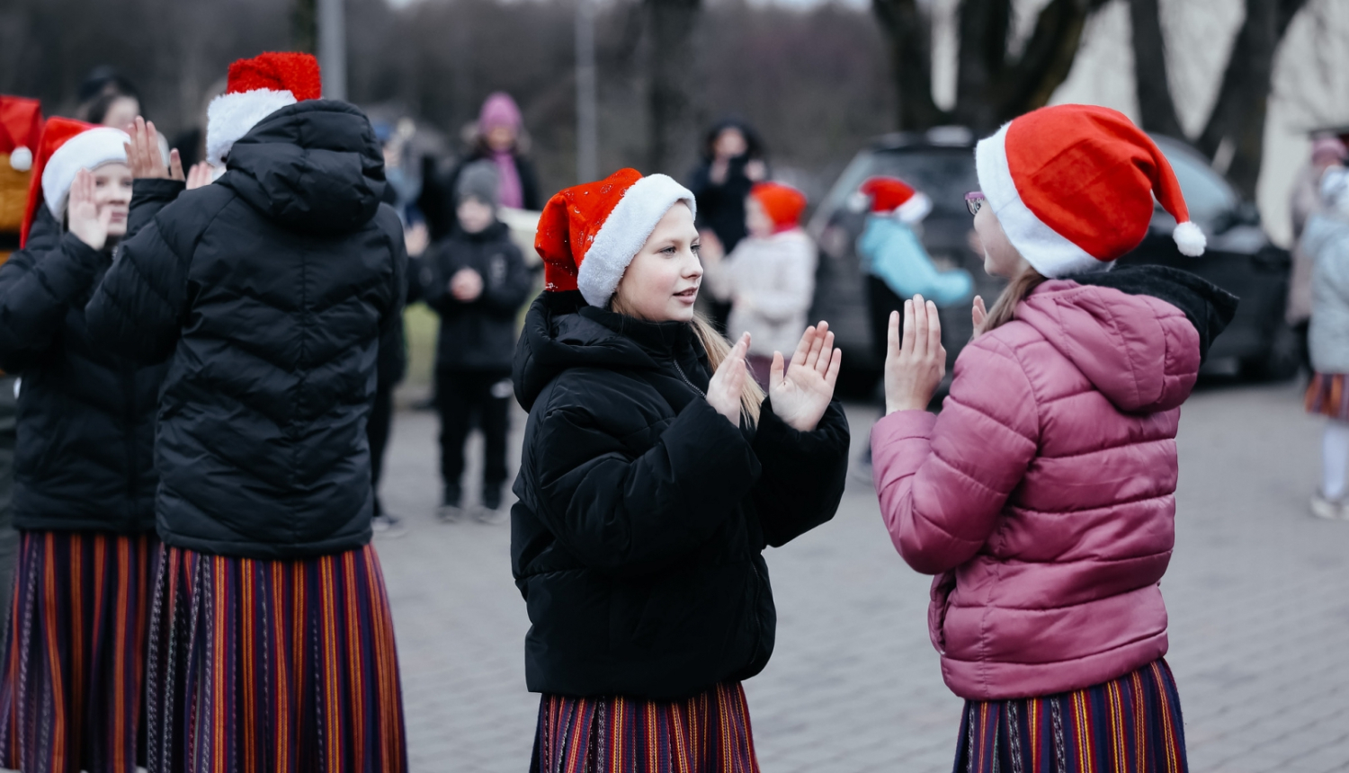 Bērni uzstājas ar priekšnesumu