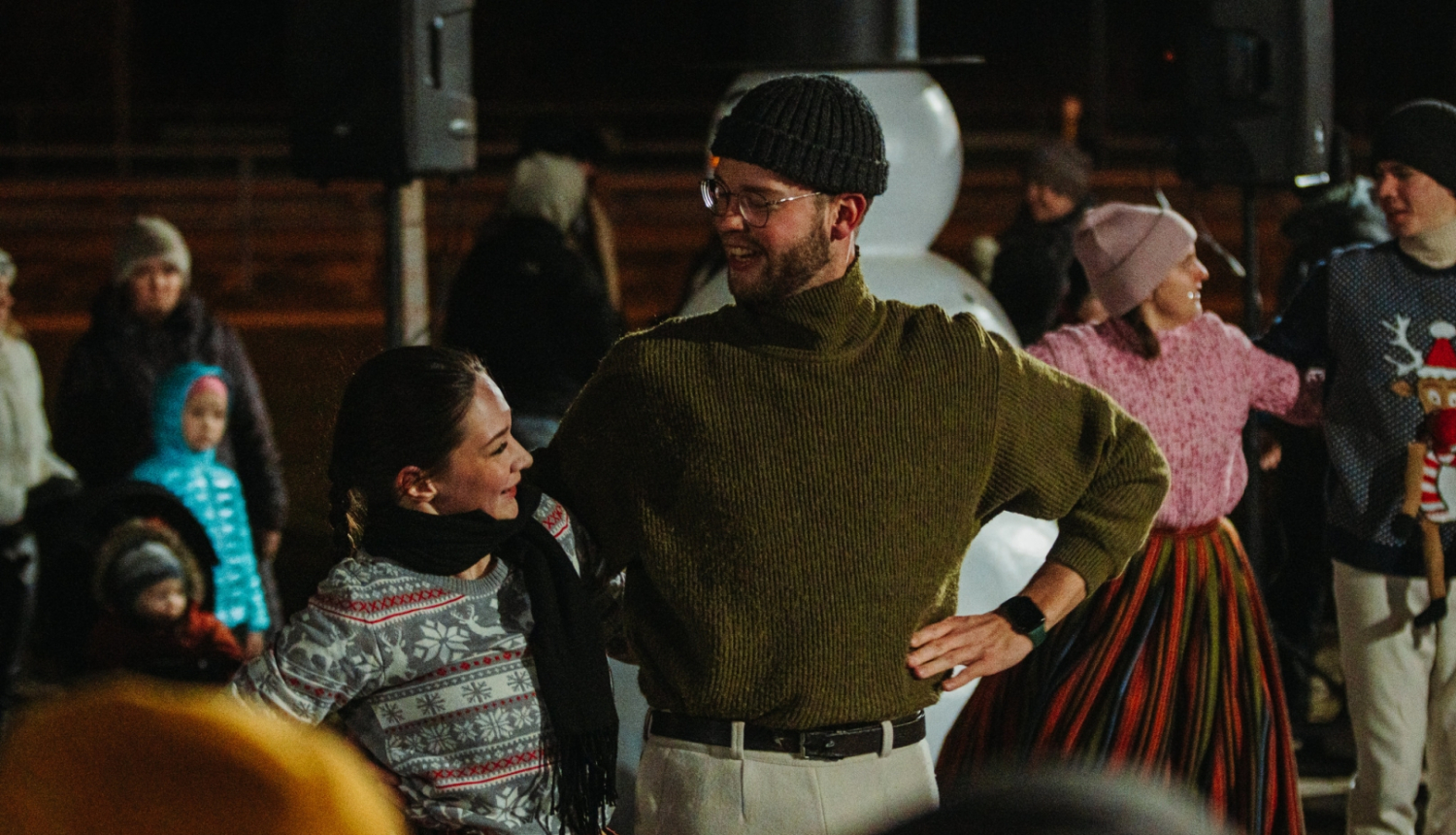 divi jaunieši uzstājās ar deju