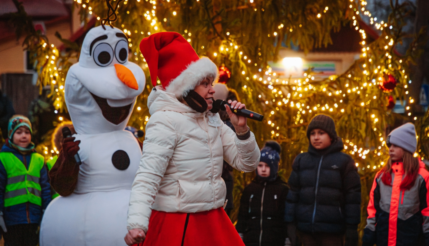 sieviete runā pa mikrofonu