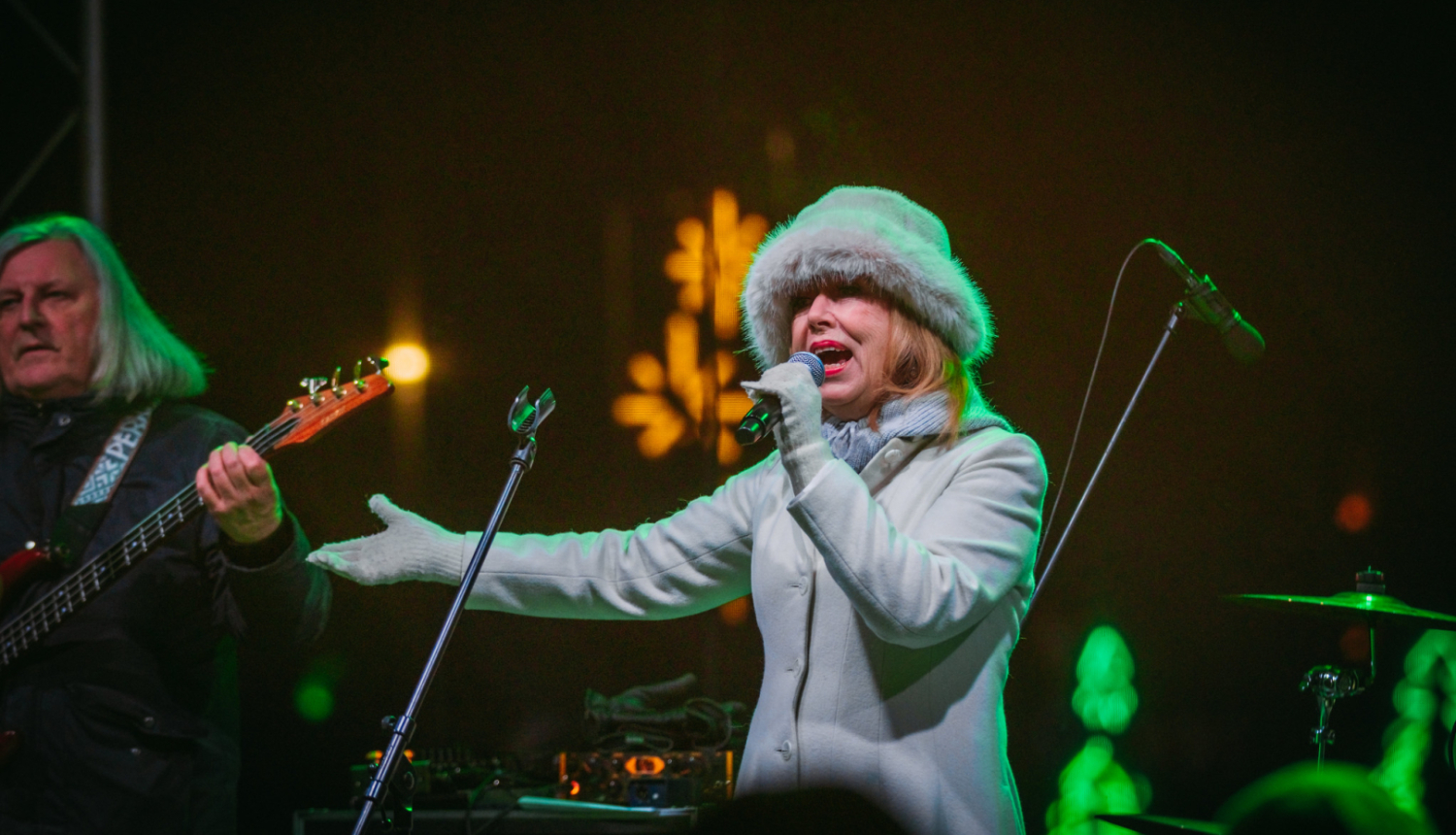 Ieva Akurātere dzied