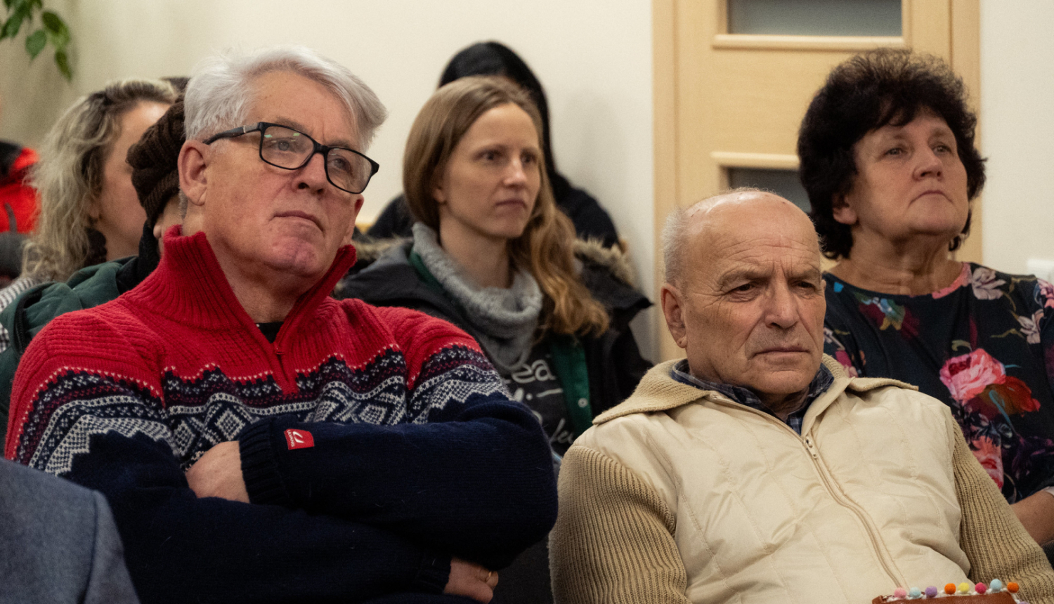 cilvēki klausās vadībā