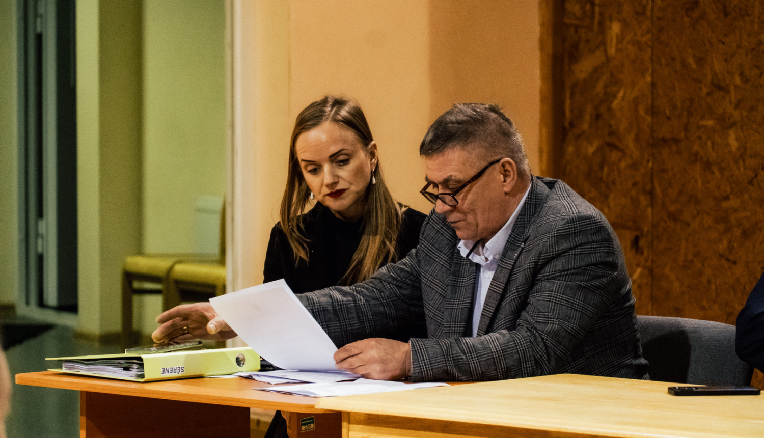 vadība skatās dokumentos