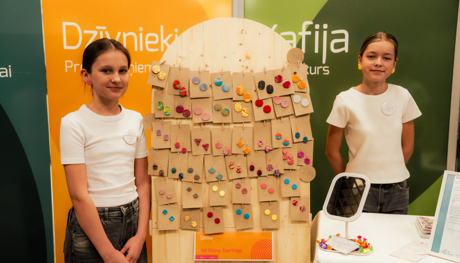 Meitenes no SMU "Shiny earring"