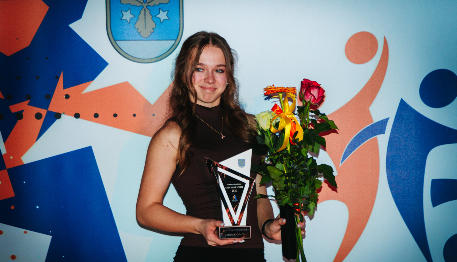 meitene tur balvu rokās