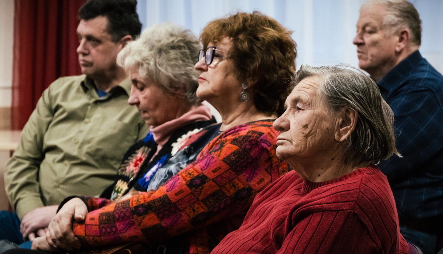 Iedzīvotāji klausās vadības runā