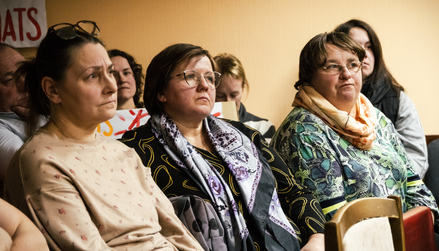 iedzīvotāji uzmanīgi klausās